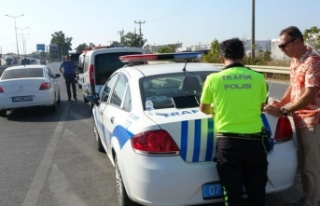 Turist taşıyan korsan minibüs, polis uygulamasına...