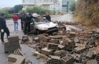 Yağmur sebebiyle yıkılan istinat duvarı otomobili...