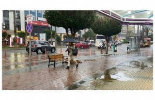 Alanya’da vatandaşlar yağmura hazırlıksız yakalandı
