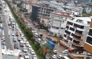 Alanya’da yağmur trafiği felç etti!