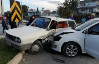 Gazipaşa’da iki otomobil çarpıştı: Zeytinler...