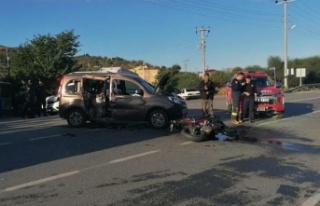 Hafif ticari araçla çarpışan motosiklet sürücüsü...