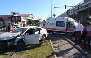 Hasta almaya giden ambulans otomobille çarpıştı:...