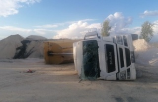 Hazır beton şantiyesinde kum boşaltan kamyon devrildi!