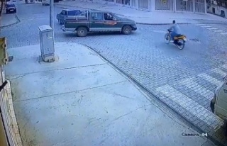 Kamyonetle çarpışan motosiklet sürücüsü ölümden...