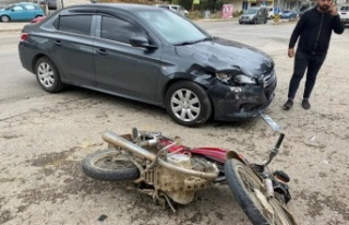 Motosiklet ile otomobil kavşakta çarpıştı: 1...