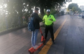 Kaldırımda scooter ve elektrikli bisiklet kullanımına...