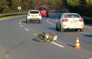 Manavgat'ta otomobil ile çarpışan motosiklet...