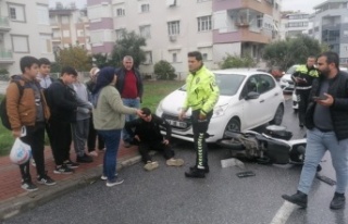Otomobilin çarptığı motosikletli kurye yaralandı!