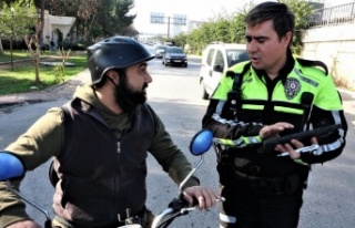 Polislere ehliyetsiz yakalandı, çağırdığı arkadaşı...