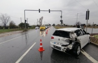 Alanya istikametinde olan otomobile tır çarptı:...