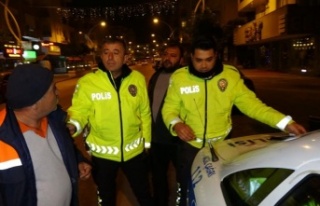 Alkollü çıkan araç sürücüsü, polise zor anlar...