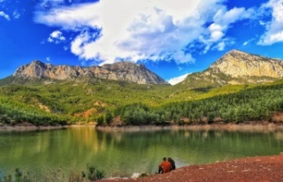 Antalya'da zirvede kar, aşağıda bahar