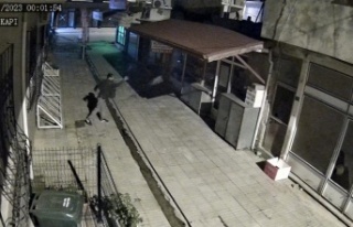 İş yerinin camını taşla kırdı, içerdeki bağış...