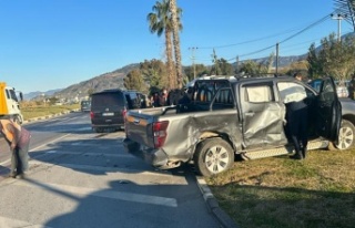 Alanya’da kamyonetle minibüs çarpıştı: 4 yaralı!