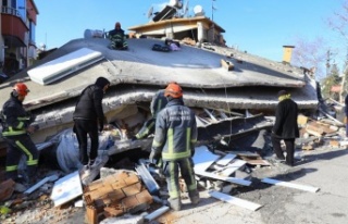 Antalya İtfaiyesi 57 saat sonra bir vatandaşı enkazdan...