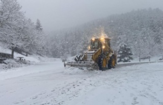 Antalya’nın Akseki ilçesinde 25 mahalle yolu kar...