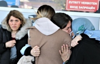 Depremden kurtulan anneye gözyaşları arasında...
