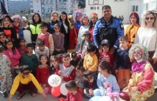 Gazipaşa'da depremzede çocuklara palyaço gösterisi