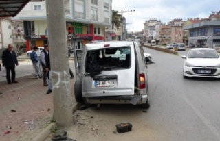 Hafif ticari araç ile otomobil çarpıştı: 1 yaralı!