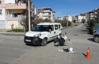 Manavgat'ta hafif ticari araç ile motosiklet...