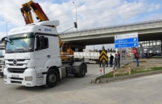 Tırın dorsesi çekiciden ayrıldı, facianın eşiğinden...