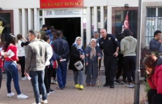 Depremde ölen polisin annesine Antalya polisi sahip...