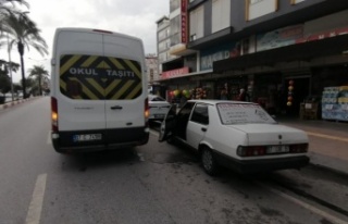 Park ettiği otomobilin kapısını açtı, hastanelik...