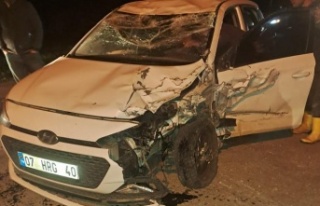 Trafik kazası sonrası otomobil alev alev yandı:...