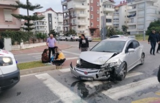 Ticari taksi ile otomobil çarpıştı: 2 yaralı