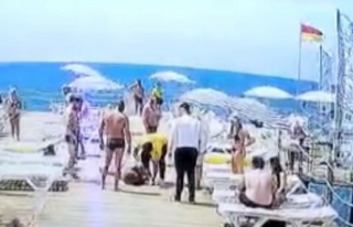 Alanya'da güneşlenen turist, ayağa kalktıktan...