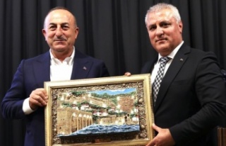 Bakan Çavuşoğlu, emlak ve inşaat sektörü temsilciyle...