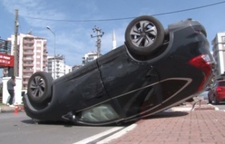 Kavşakta otomobiller çapıştı, takla atan araçtaki...