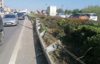 Makas atarken bariyerlere çarpan sürücü otomobilden...