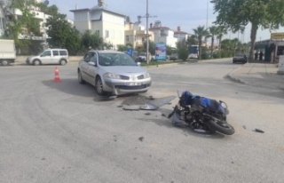 Motosiklet sürücüsü otomobilin altında kalmaktan...