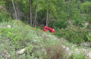 30 metre uçuruma yuvarlanıp sağ çıktılar