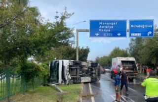 Alanya'da servis otobüsü devrildi, 15 otel...