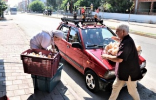 Tuncer öğretmen 20 yıldır 200 ekmek dağıtmadan...