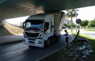 Yüksekliği hesap edemeyen tır sürücüsü alt...