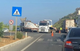 Hakimiyetini kaybeden tır trafiğe engel oldu