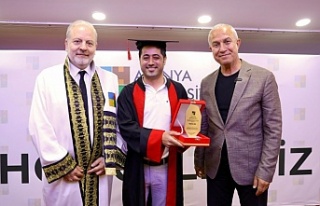 Alanya Üniversitesi'nde mezuniyet coşkusu