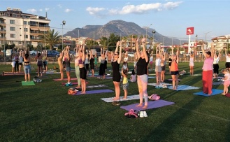 Alanya'da yaşayan vatandaşlar yoga etkinliğinde buluştu.