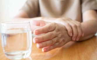 3 gün içmek yeterli! Eldeki titremeyi kesiyor