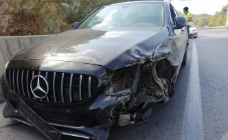 Kontrolden çıkan lüks otomobil bariyerlere çarptı: 2 yaralı