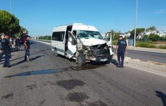 Tur minibüsü ile kamyonetin karıştığı kazada 2 kişi yaralandı!