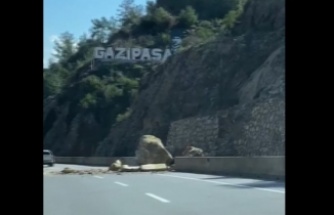Alanya’da kopan kaya parçası yola yuvarlandı