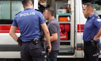 Bıçağı boğazına dayayıp korku dolu anlar yaşattı, ikna eden adamın elini öptü