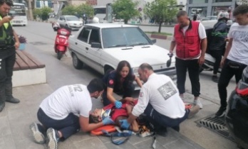 Otomobilin çarpıp kaçtığı motosikletli kurye yaralandı