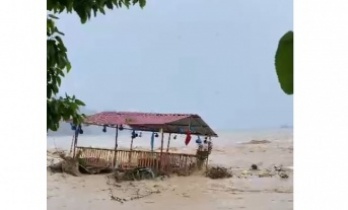 Şiddetli yağmur hayatı felç etti, otomobil sel sularıyla sürüklendi