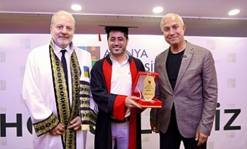 Alanya Üniversitesi'nde mezuniyet coşkusu